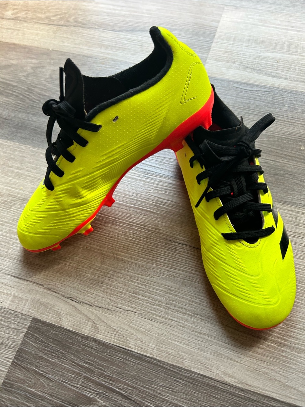 Adidas predator Kids Neon Yellow Soccer Cleats. Size 3